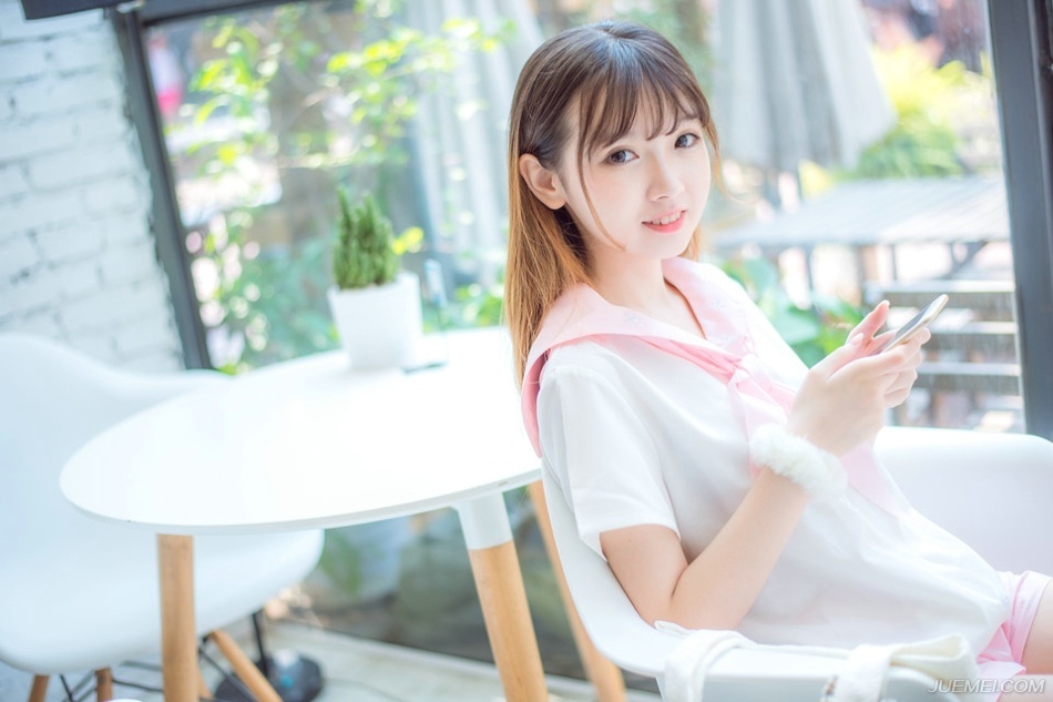 从此以后，刘协在自己手中的弊端反而大过了他所带来的利益，甚至还甩不脱，如果可以，曹操真想把这个麻烦扔给吕布，让吕布自己去折腾，但很显然，如果他真那么做了，等于让吕布连大义都占住了。